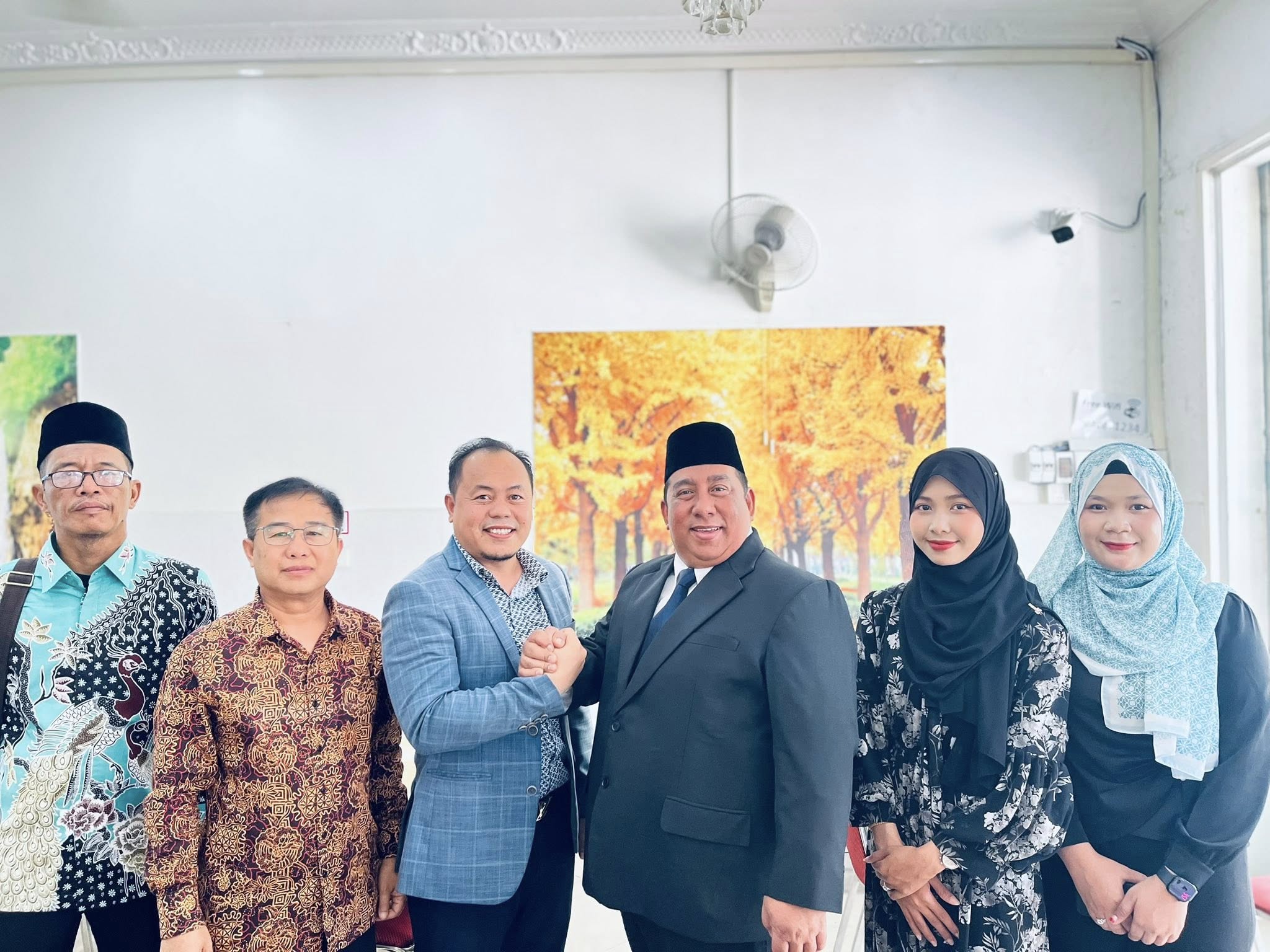 Mr. Sen Saman, Executive Director of the Cambodian Amanah Takaful Association (CATA), held a working discussion with Datuk Said Aldi Al Idrus, President of the World Islamic Youth Mosque Organization and Global Chairman of DMDI (Dunia Melayu Dunia Islam) based in Indonesia.