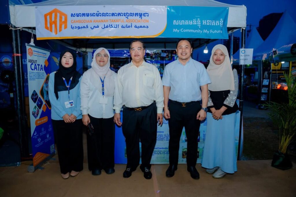 ឯកឧត្តមបណ្ឌិត ទេសរដ្ឋមន្ត្រី អូស្មាន ហាស្សាន់ ប្រធានក្រុមប្រឹក្សាភិបាលនៃសមាគមអាម៉ាណះតាកាហ្វុលកម្ពុជា បានអញ្ជើញមកទស្សនាស្តង់លេខ ៧០ របស់សមាគម