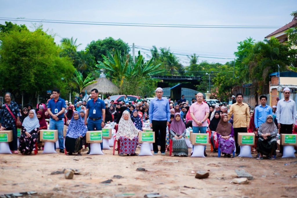 ប្រជាពលរដ្ឋ៣៥០គ្រួសារ ទទួលអំណោយកញ្ចប់អាហារស្រាយបួសខែរ៉ម៉ាឌនពីសមាគមអាម៉ាណះតាកាហ្វុលកម្ពុជា សហការជាមួយធនាគារ អេប៊ីអេ(ABA)